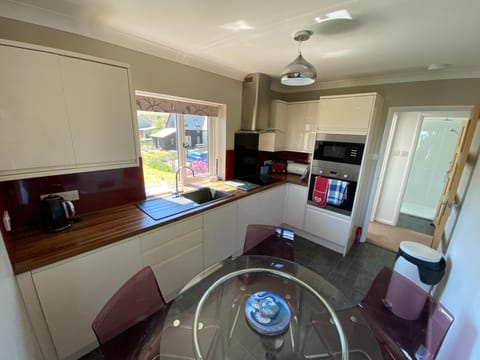 Kitchen or kitchenette, Dining area, Landmark view