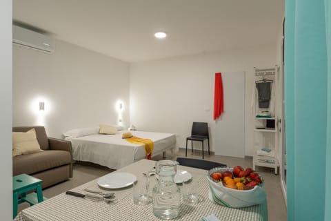 Bed, Kitchen or kitchenette, Bedroom