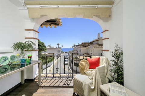 Balcony/Terrace, Sea view, Street view, Family