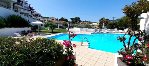 View (from property/room), Garden view, Pool view