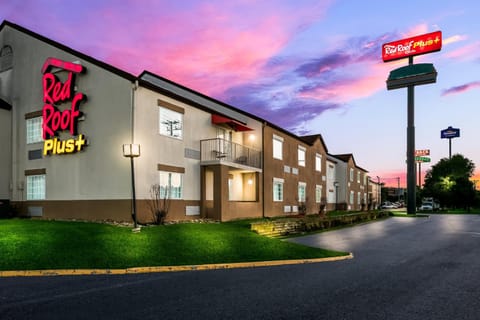 Red Roof Inn PLUS+ & Suites Knoxville West - Cedar Bluff Hotel in Cedar Bluff
