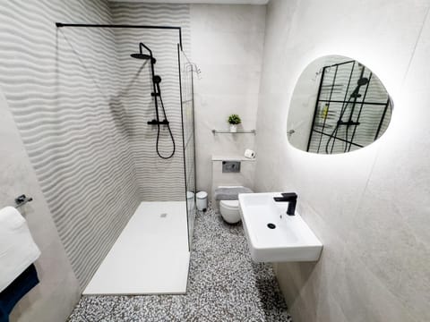 Shower, Toilet, Bathroom, towels