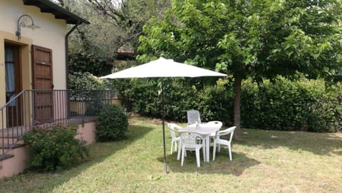 2 bedrooms apartement with shared pool garden and wifi at Montecarlo Appartement in Capannori