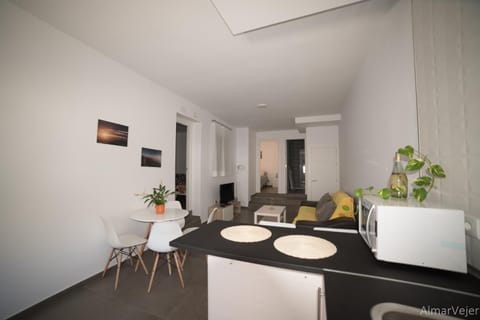 Kitchen or kitchenette, Seating area, Dining area