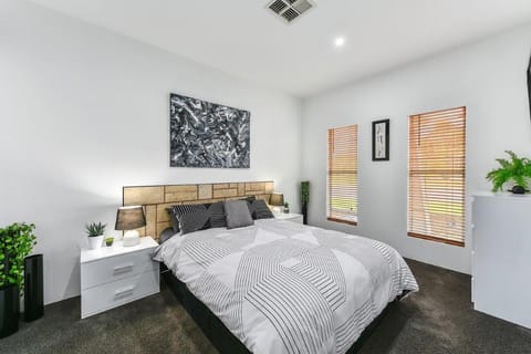KENNEDY EXECUTIVE TOWNHOUSE Condo in Mount Gambier
