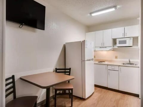 Kitchen or kitchenette, Seating area, stove