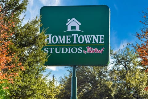 HomeTowne Studios by Red Roof Dallas - North Addison - Tollway Motel in Addison