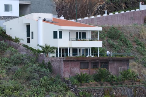 An uninterrupted 180º overlooking the Atlantic Ocean. House in Caniço