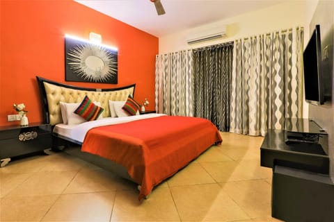 Bed, TV and multimedia, Bedroom, fireplace, air conditioner