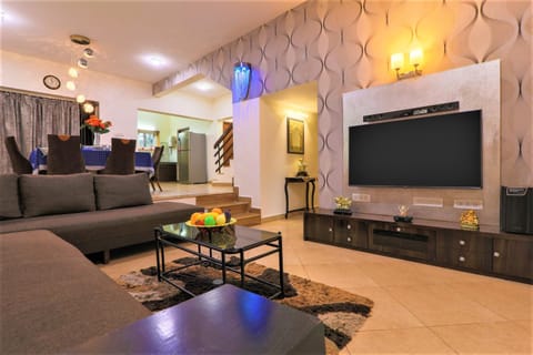 TV and multimedia, Living room, Seating area, Dining area, air conditioner