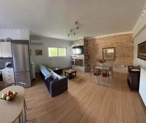 TV and multimedia, Living room, Seating area, Dining area