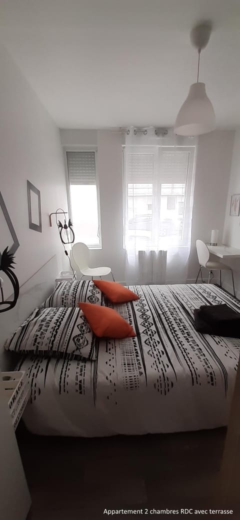 Bed, Seating area, Bedroom, towels