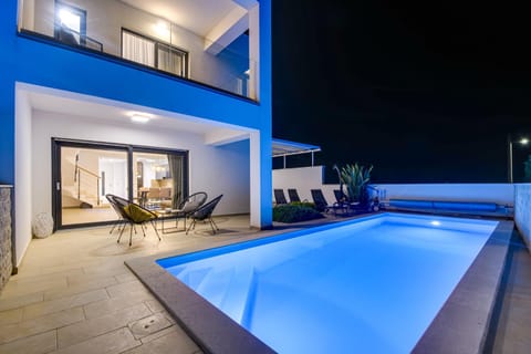 Pool view, Swimming pool, sunbed