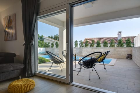 Balcony/Terrace, Seating area, Pool view, Swimming pool, sunbed