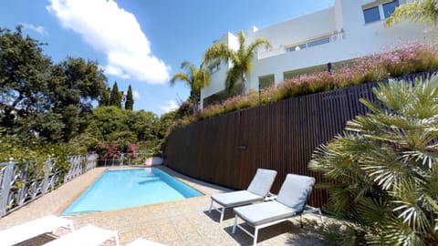 Property building, Balcony/Terrace, Swimming pool