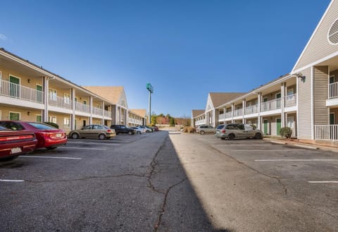 HomeTowne Studios by Red Roof Spartanburg - Asheville Highway Motel in Tennessee