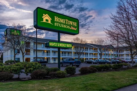 HomeTowne Studios by Red Roof Eugene - Springfield Motel in Springfield