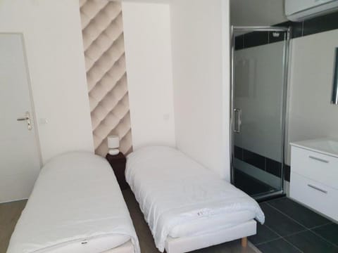 Appartement 3 pièces 4-6 personnes, clim, terrasse et piscine Appartamento in Agde