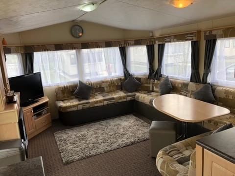4 bedroom 10 berth caravans with Hot Tub ,Mountain Bikes Tattershall Lakes Camping /
Complejo de autocaravanas in Tattershall