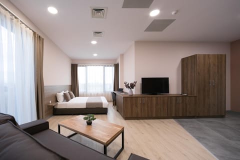 Communal lounge/ TV room, Bed, TV and multimedia, Living room, Seating area, Bedroom