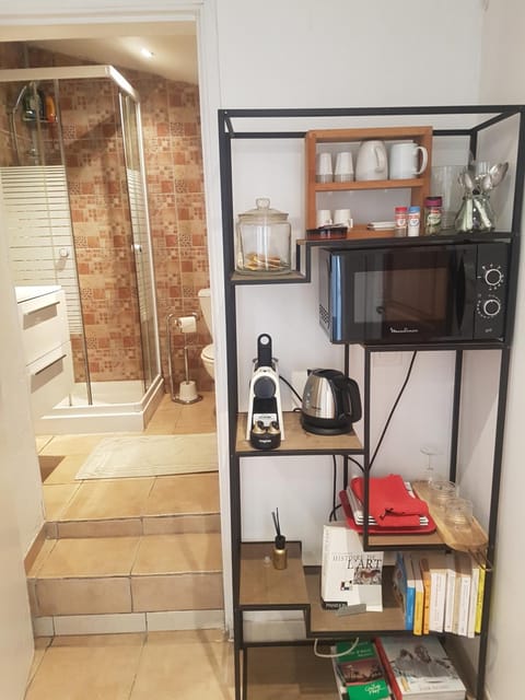 Petite chambre indépendante avec sdb, clim et parking privé Vacation rental in Nice