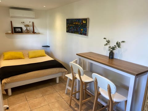 Petite chambre indépendante avec sdb, clim et parking privé Vacation rental in Nice