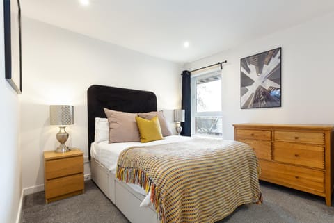 Modern 2 bed BroomPark/Central apt. with Parking Apartment in Glasgow