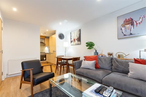 Modern 2 bed BroomPark/Central apt. with Parking Apartment in Glasgow