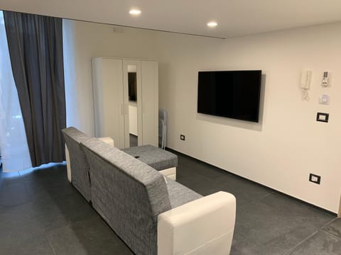 Communal lounge/ TV room, TV and multimedia, Living room, Seating area