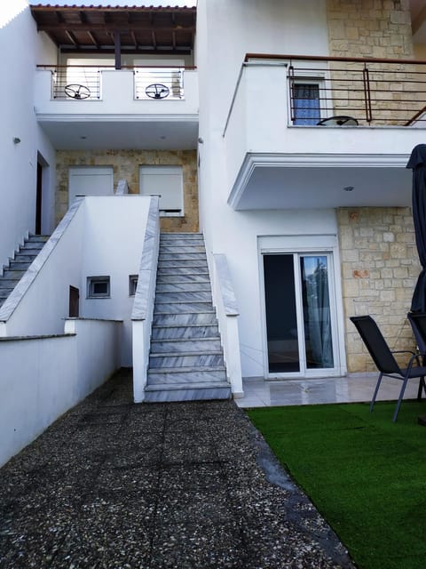 Facade/entrance, Garden, Balcony/Terrace