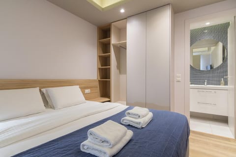 Property building, Facade/entrance, Bed, Bedroom