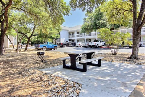 Property building, Restaurant/places to eat, Day, BBQ facilities, Dining area, On site, Time of day