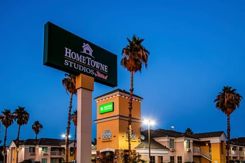 HomeTowne Studios by Red Roof Phoenix - Black Canyon Highway Motel in Phoenix