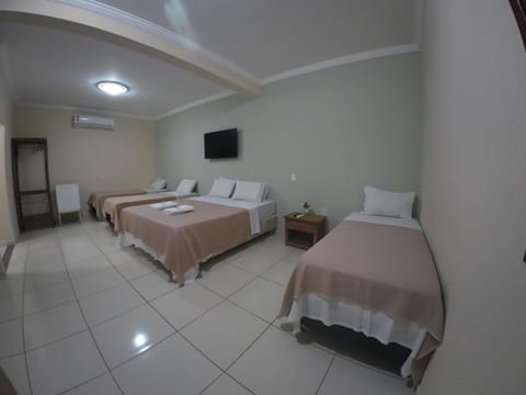 Bed, TV and multimedia, Photo of the whole room, Bedroom, towels, air conditioner