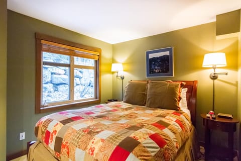 Ski in Ski out Minutes from Village, Private Hot Tub Sleeps 6 Free Shuttle Haus in Whistler