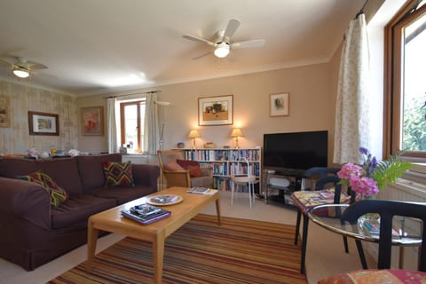 Library, Living room, Seating area