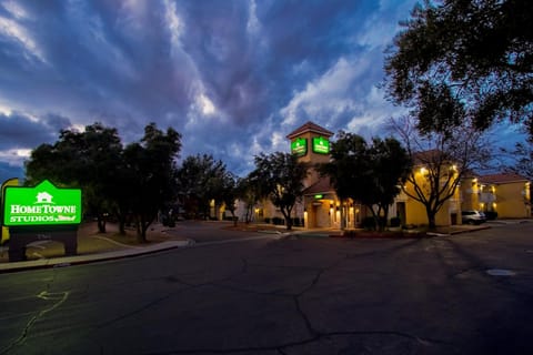 HomeTowne Studios by Red Roof Phoenix - Dunlap Ave Motel in Phoenix