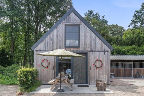 Property building, Patio, Spring, Day, Winter, Summer, Garden, Balcony/Terrace, Other, Seating area, Evening entertainment, Animals, Autumn, Guests, Garden view, Area and facilities, Entertainment, Seasons, Sunrise, Sunset, children, young children, older children, group of guests, furniture, internet, internet, soundproof