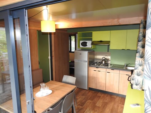 Kitchen or kitchenette, Dining area, minibar, stove