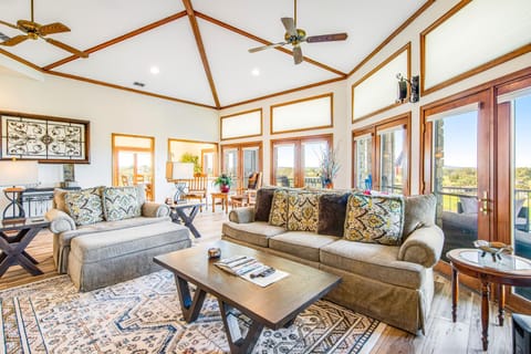 Majestic View House in Horseshoe Bay