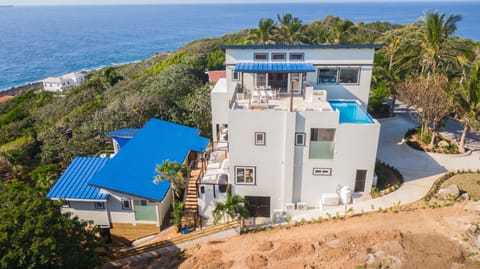 Villa Topaz Above West Bay With 360 Degree Views! 3 Bedrooms Chalet in West Bay