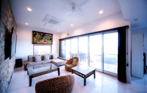 TV and multimedia, Living room, Seating area, Evening entertainment, air conditioner