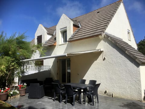 Property building, Patio, Facade/entrance, Day, Garden, Balcony/Terrace, Garden view, Garden view