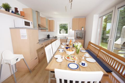 Kitchen or kitchenette, Dining area, Communal kitchen