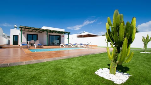 Property building, Off site, BBQ facilities, Garden, Garden view, Pool view, Swimming pool, Parking, locker, sunbed, air conditioner