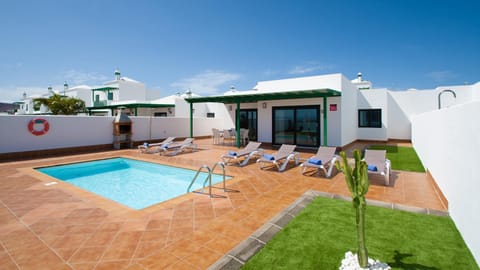 Property building, BBQ facilities, Pool view, Swimming pool, sunbed