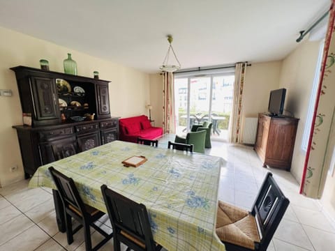 Appartement T3 avec Terrasse et Piscine, 4 Couchages, Proche Centre-Ville - Cambo-les-Bains - FR-1-495-18 Apartment in French Basque Country