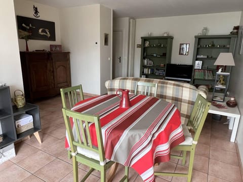 Cambo-les-Bains: T3 Moderne avec Terrasse, Parc, Piscine, Parking, et Internet - 4 Couchages - FR-1-495-20 Apartment in French Basque Country