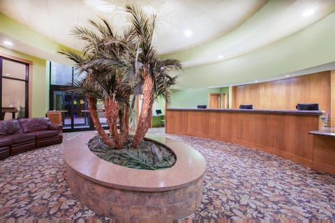 Ramada by Wyndham Des Moines Tropics Resort & Conference Ctr Hotel in Urbandale