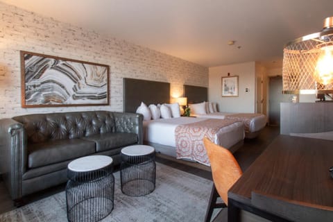 Bed, TV and multimedia, Living room, Decorative detail, Seating area, Bedroom